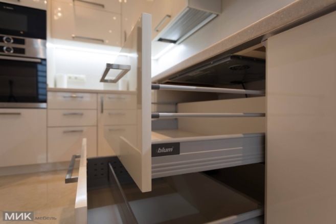 Ящики блюм с релингами на кухне Ящики блюм с релингами на кухне