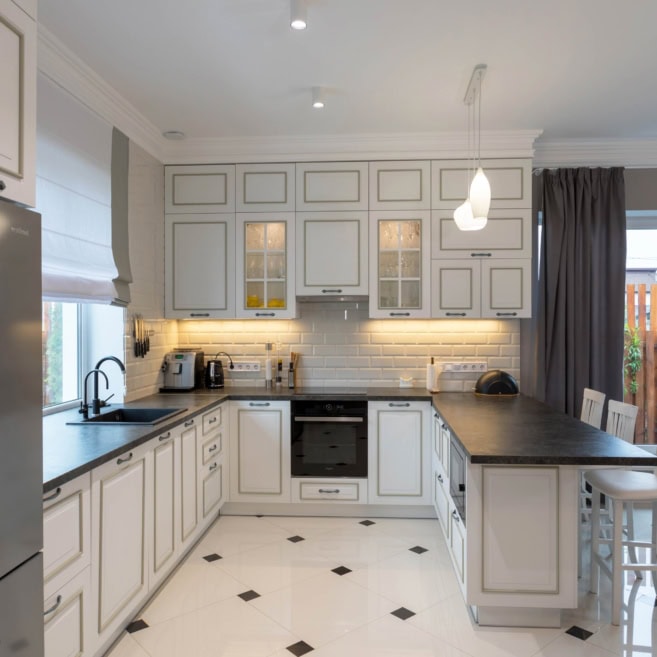 п-образная-Кухня-с-барной-стойкой