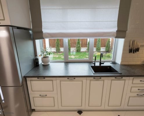 Столешница под окно в кухне частного дома