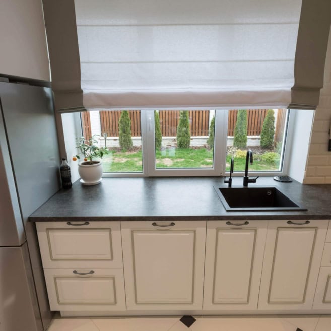 Столешница под окно в кухне частного дома