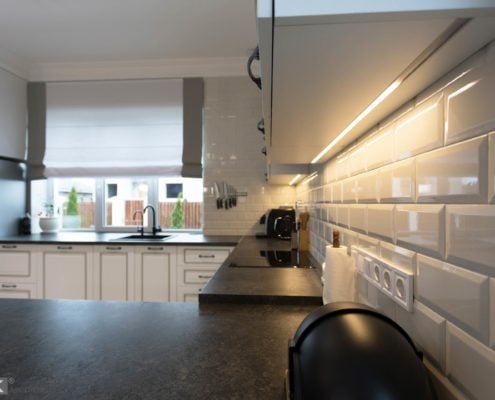 Кухня-с-подсветкой-частном-доме-1009