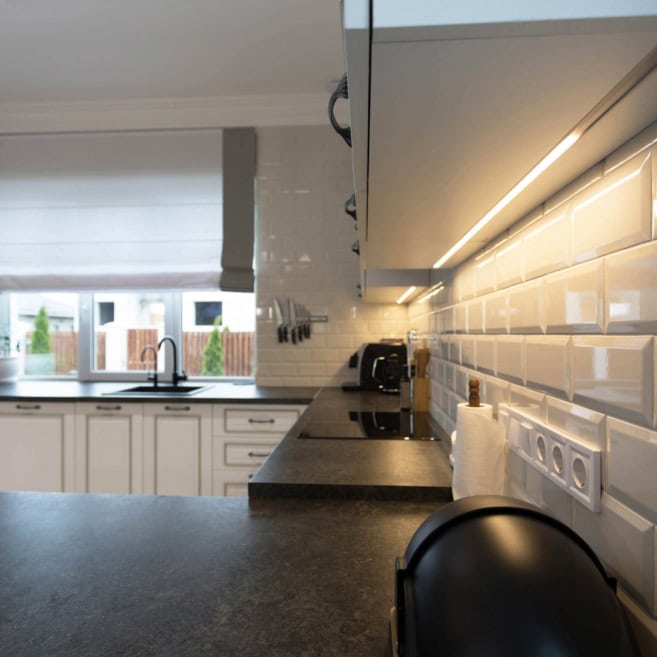 Кухня-с-подсветкой-частном-доме-1009