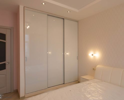 Встоеный шкаф купе со стекклом Встоеный шкаф купе со стекклом