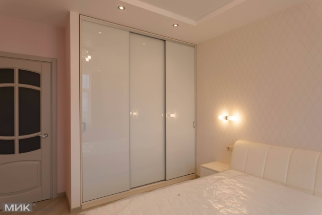 Встоеный шкаф купе со стекклом Встоеный шкаф купе со стекклом