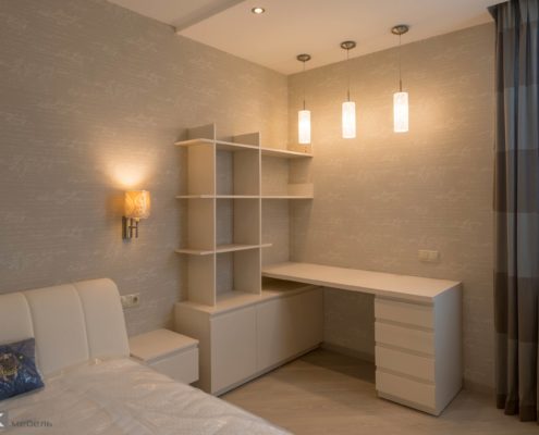 Стол-в-бежевых-тонах-в спальне Стол-в-бежевых-тонах-в спальне