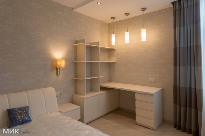 Стол-в-бежевых-тонах-в спальне Стол-в-бежевых-тонах-в спальне