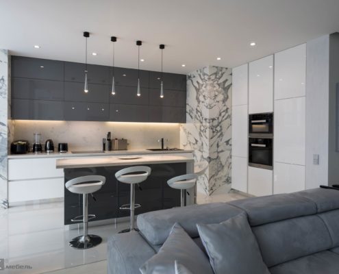 Бело-серая кухня под потолок Бело-серая кухня под потолок монтаж в Киеве