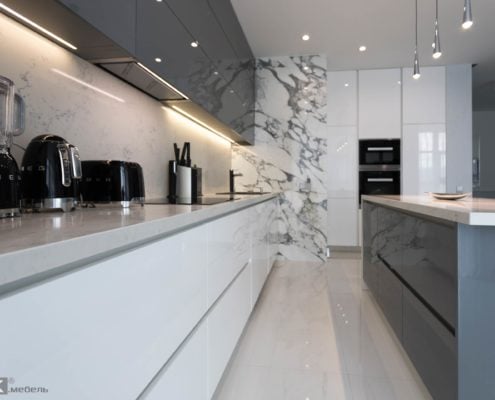 Кухня-студия-модерн-в-серо-белых-тонах-1007 Кухня-студия-модерн-в-серо-белых-тонах-1007