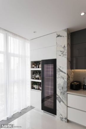 Кухня-студия-модерн-в-серо-белых-тонах-1010