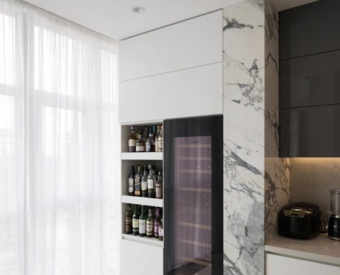 Кухня-студия-модерн-в-серо-белых-тонах-1010