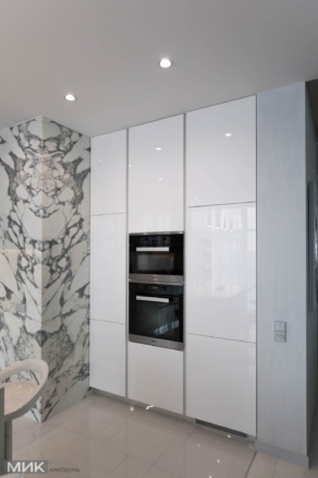 Кухня-студия-модерн-в-серо-белых-тонах-1011