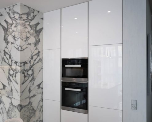 Кухня-студия-модерн-в-серо-белых-тонах-1011