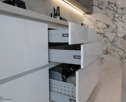 Ящики на кухне без ручек Ящики на кухне без ручек