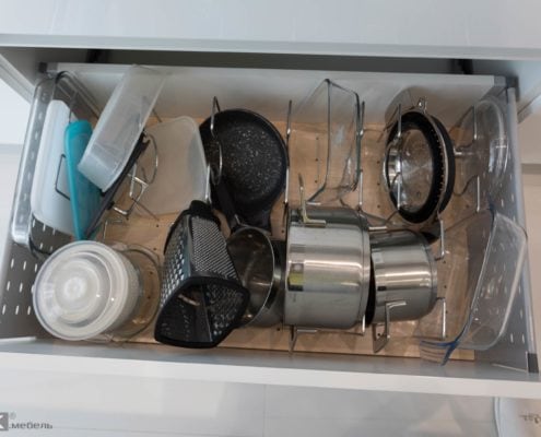 Ящик для посуды на современной кухне Ящик для посуды на современной кухне