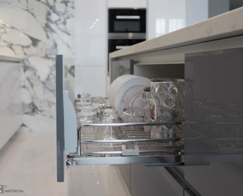 Сушка для посуды в выдвижном ящике кухни Сушка для посуды в выдвижном ящике кухни