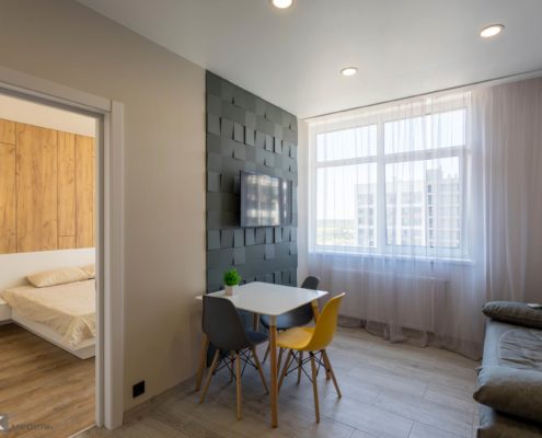 Стол на кухне студии