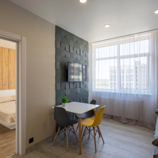 Стол на кухне студии