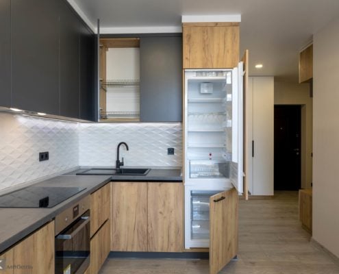 Встроенный холодильник на кухне под потолок