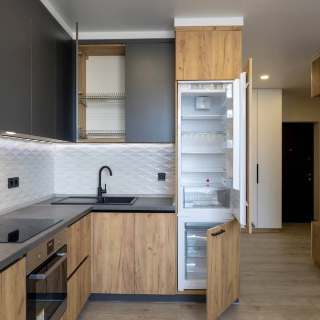 Встроенный холодильник на кухне под потолок