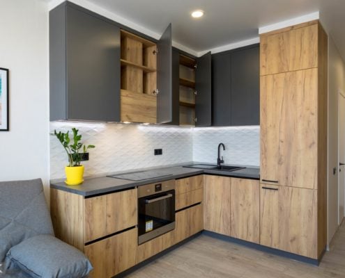 Кухня-без-ручек-встроенная вытяжка