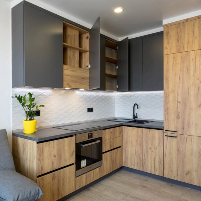 Кухня-без-ручек-встроенная вытяжка