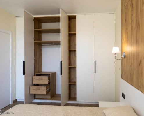 Распашной шкаф с открытыми фасадами Распашной шкаф с открытыми фасадами