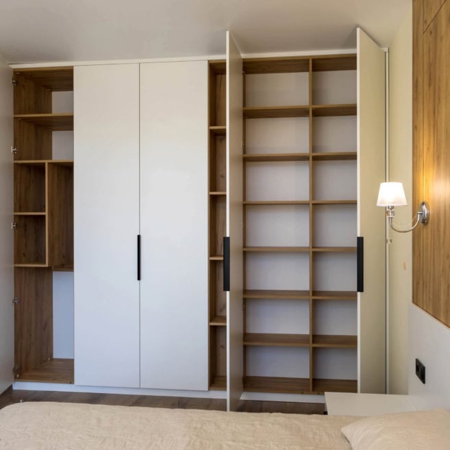 Распашной шкаф для спальни внутри Распашной шкаф для спальни внутри