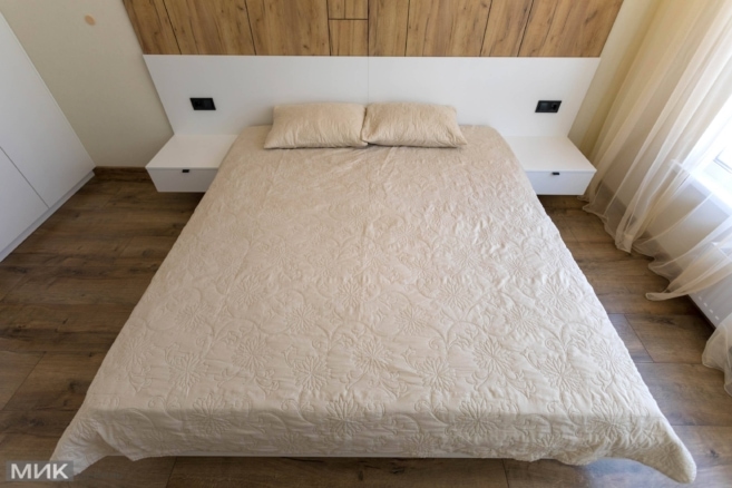 Белая кровать из ДСП