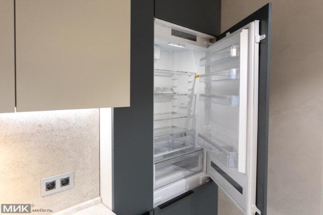 10-Встроенный холодильник в колонну