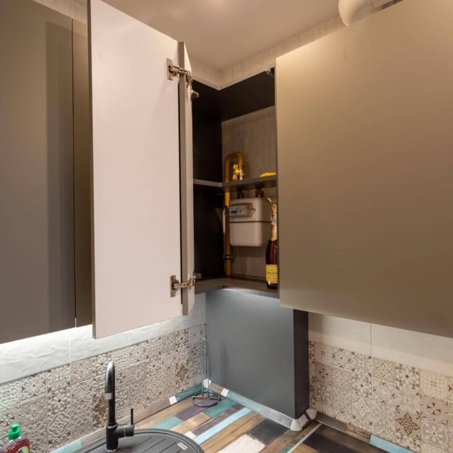 Газовый счетчик в шкафу кухни угловой Газовый счетчик в шкафу кухни угловой