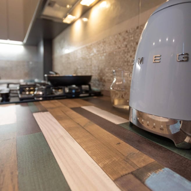 Столешница Luxform на угловой кухне с котлом Столешница Luxform на угловой кухне с котлом