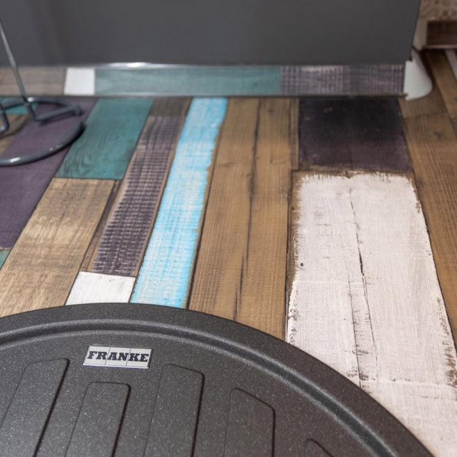 Кухня-с-серыми-фасадами-1008 Мойка Франке и столешница luxform