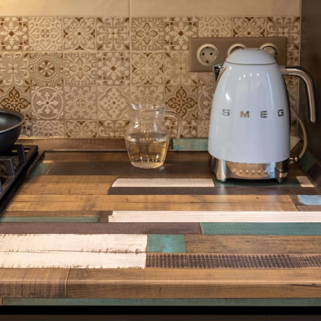 Чайник Смег на столешнице