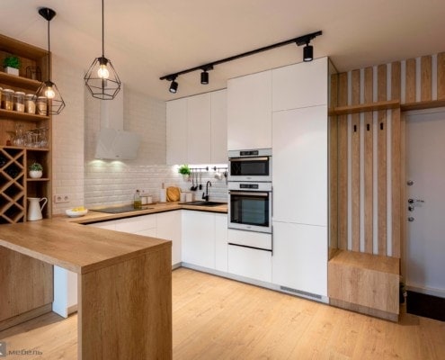 Белая кухня без ручек под потолок совмещенная с прихожей