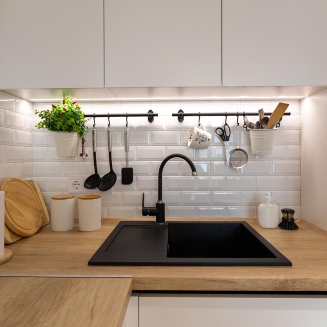 10-черная мойка на белой кухне