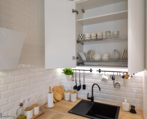 11-Сушка для посуды на белой кухне