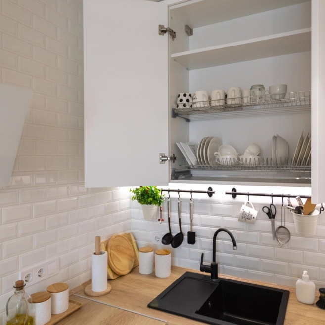 11-Сушка для посуды на белой кухне