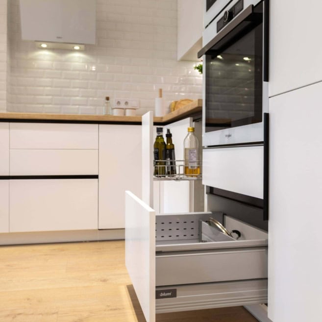 17-Ящики Blum в белой кухне