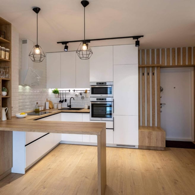 19-кухня с белыми фасадами под потолок