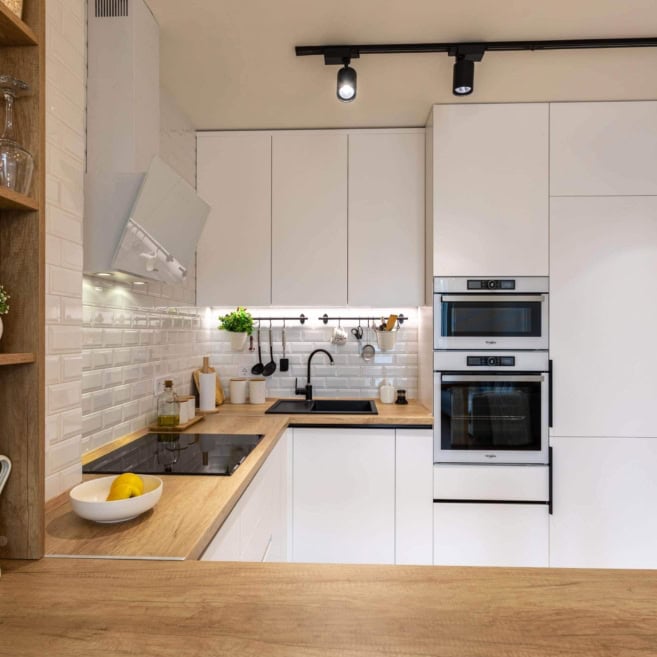 3-Белая кухня без ручек под потолок с бутылочницей