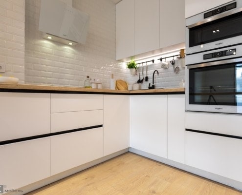 8-Белые фасады МДФ и черная ручка профиль gola