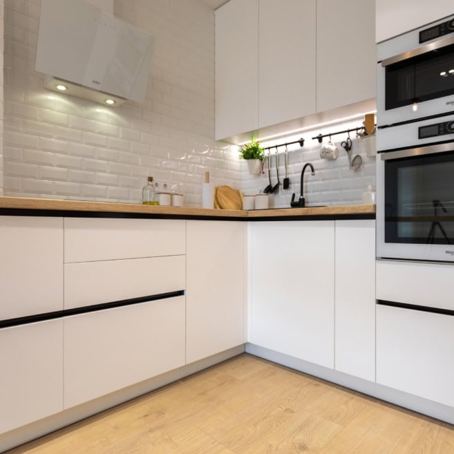 8-Белые фасады МДФ и черная ручка профиль gola