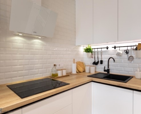 9-белая вытяжка на белой кухне