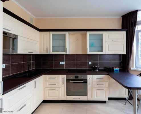 Кухня-МДФ-с-наружным-углом-и-в классическом стиле