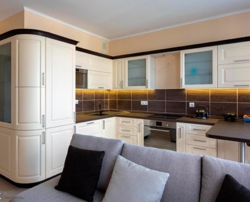 Кухня-МДФ-с-наружным-углом-и-гнутыми-фасадами-106