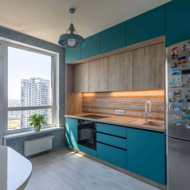 Прямая двухцветная кухня под потолок Прямая двухцветная кухня под потолок