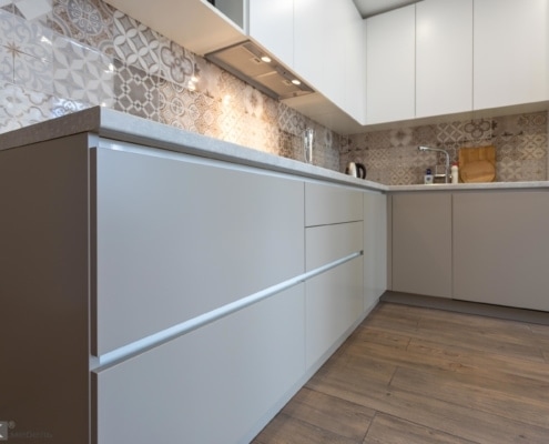 5-Ручка Gola в угловой кухне Ручка Gola в угловой кухне