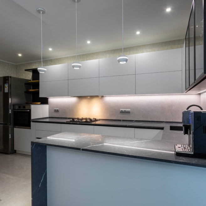 Кухня на заказ с каменной столешницей