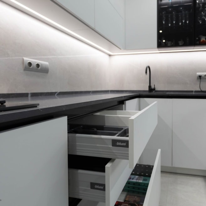 Ящики Блюм в кухне на заказ