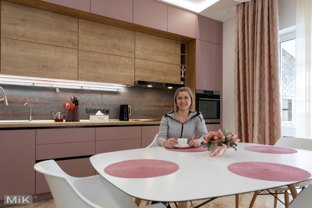 0_Прямая-розовая-кухня-под-потолок-в-частном-доме-102 0_Прямая-розовая-кухня-под-потолок-в-частном-доме-102